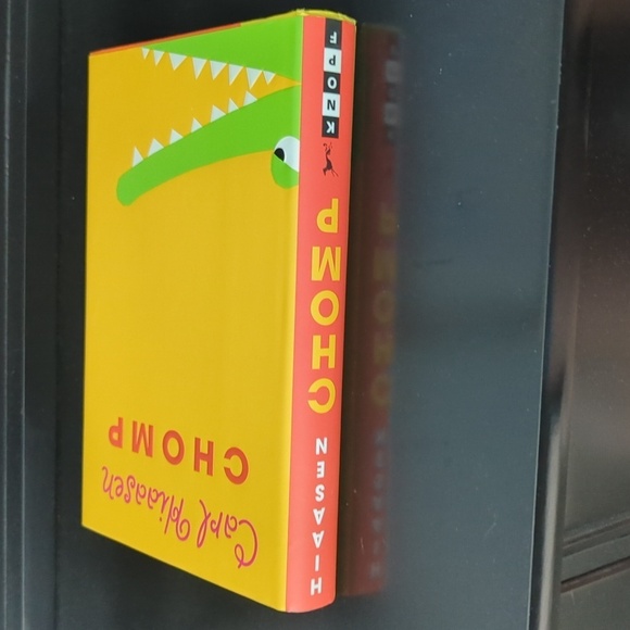 Chomp by Carl Hiaasen Hardcover Book - Picture 3 of 3